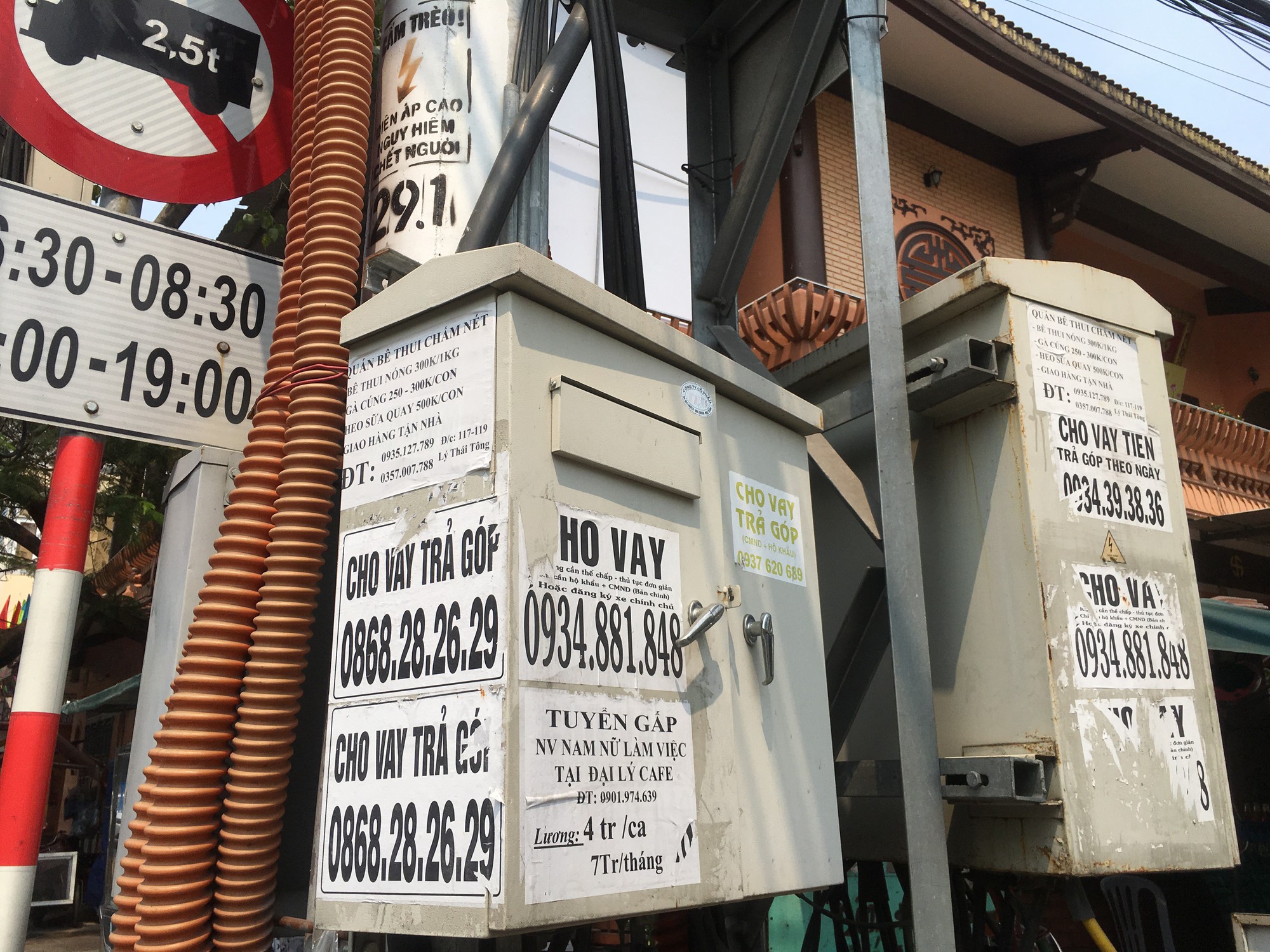Nhếch nh&aacute;c tờ rơi cho vay nặng l&atilde;i tr&agrave;n lan tr&ecirc;n đường phố Đ&agrave; Nẵng - Ảnh 5.