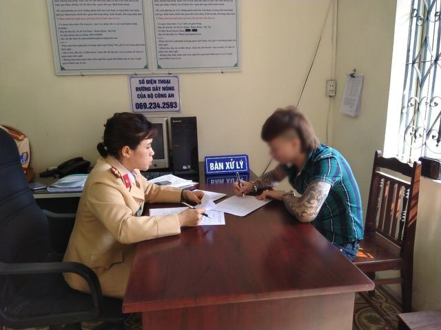 Dừng xe đứng dàn hàng ngang trên cao tốc, Khá Bảnh bị phạt 5,5 triệu đồng - Ảnh 1.