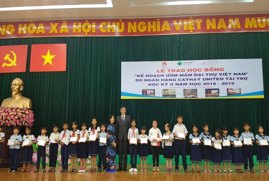Trao 1.200 suất học bổng cho học sinh ngh&egrave;o, hiếu học tại Quảng Nam v&agrave; TP HCM - Ảnh 1.