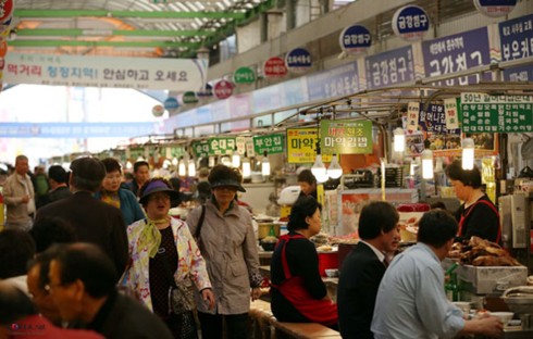 Khám phá ẩm thực tại ngôi chợ cổ nhất Seoul