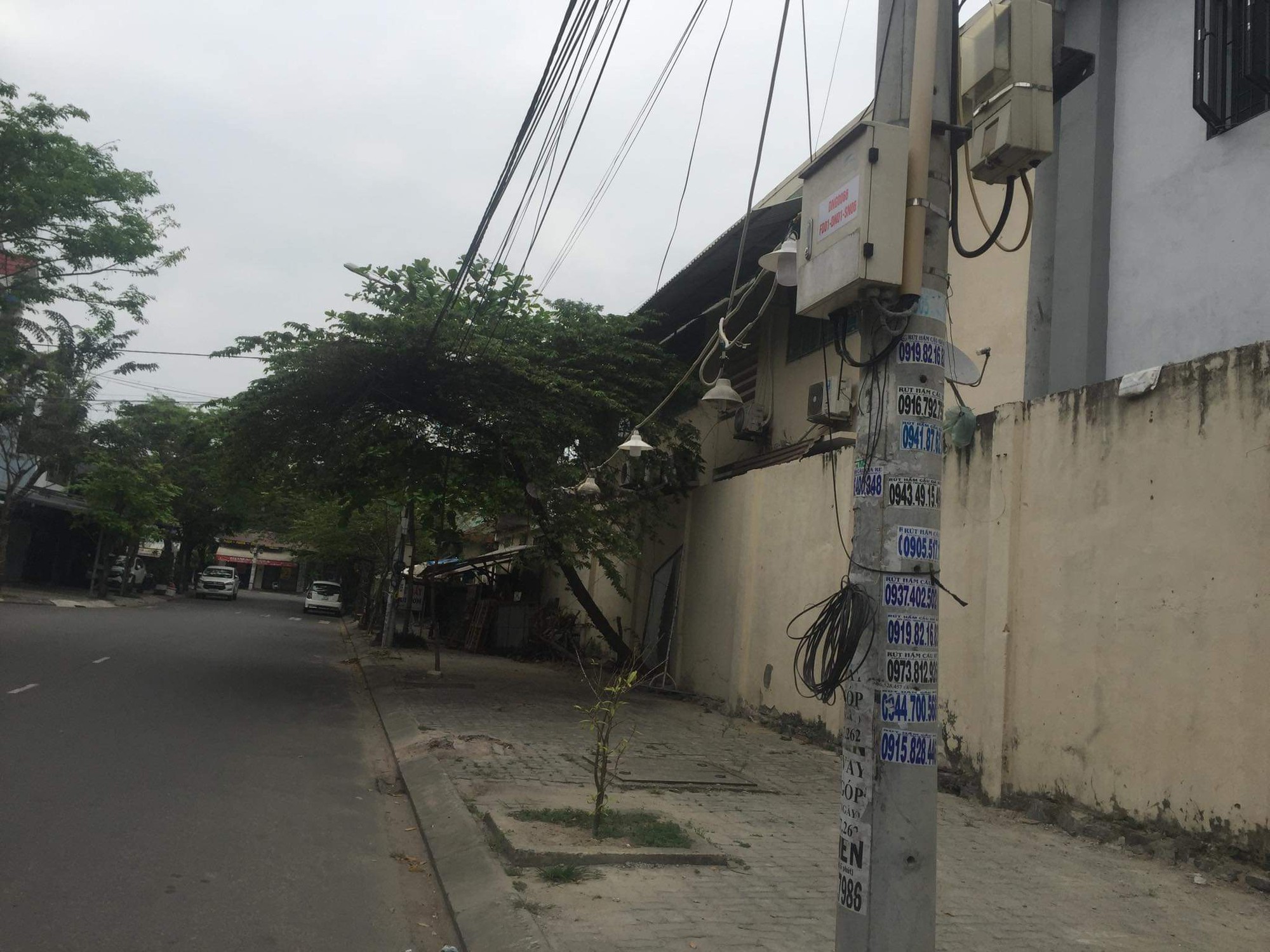 Nhếch nh&aacute;c tờ rơi cho vay nặng l&atilde;i tr&agrave;n lan tr&ecirc;n đường phố Đ&agrave; Nẵng - Ảnh 6.