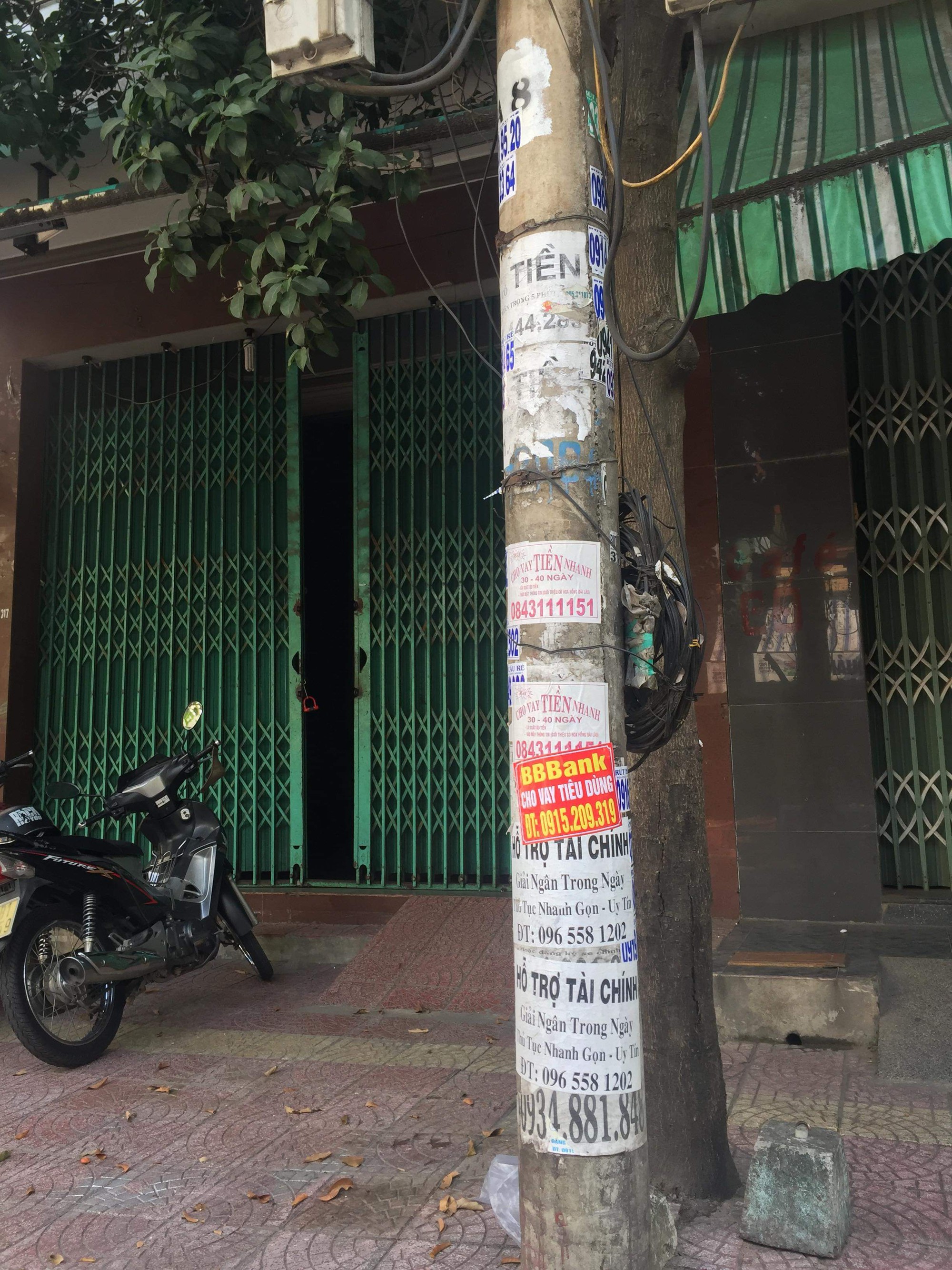 Nhếch nh&aacute;c tờ rơi cho vay nặng l&atilde;i tr&agrave;n lan tr&ecirc;n đường phố Đ&agrave; Nẵng - Ảnh 9.