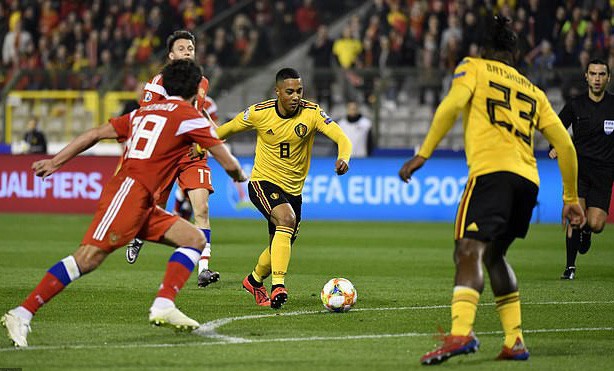 Người nhện Courtois tặng qu&agrave;, Hazard đ&ograve;i lại 3 điểm cho Bỉ - Ảnh 3.