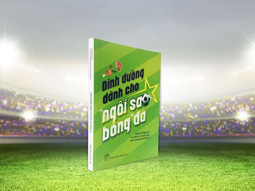 Giao lưu với cầu thủ HAGL và mua sách dinh dưỡng bóng đá