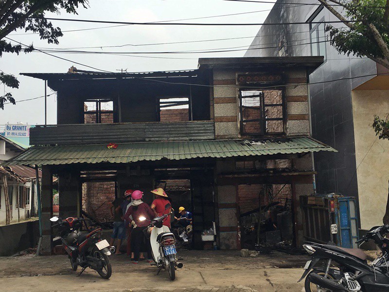 Nh&agrave; ch&aacute;y rụi, 9 xe m&aacute;y cũng bị ch&aacute;y trơ khung  - Ảnh 1.