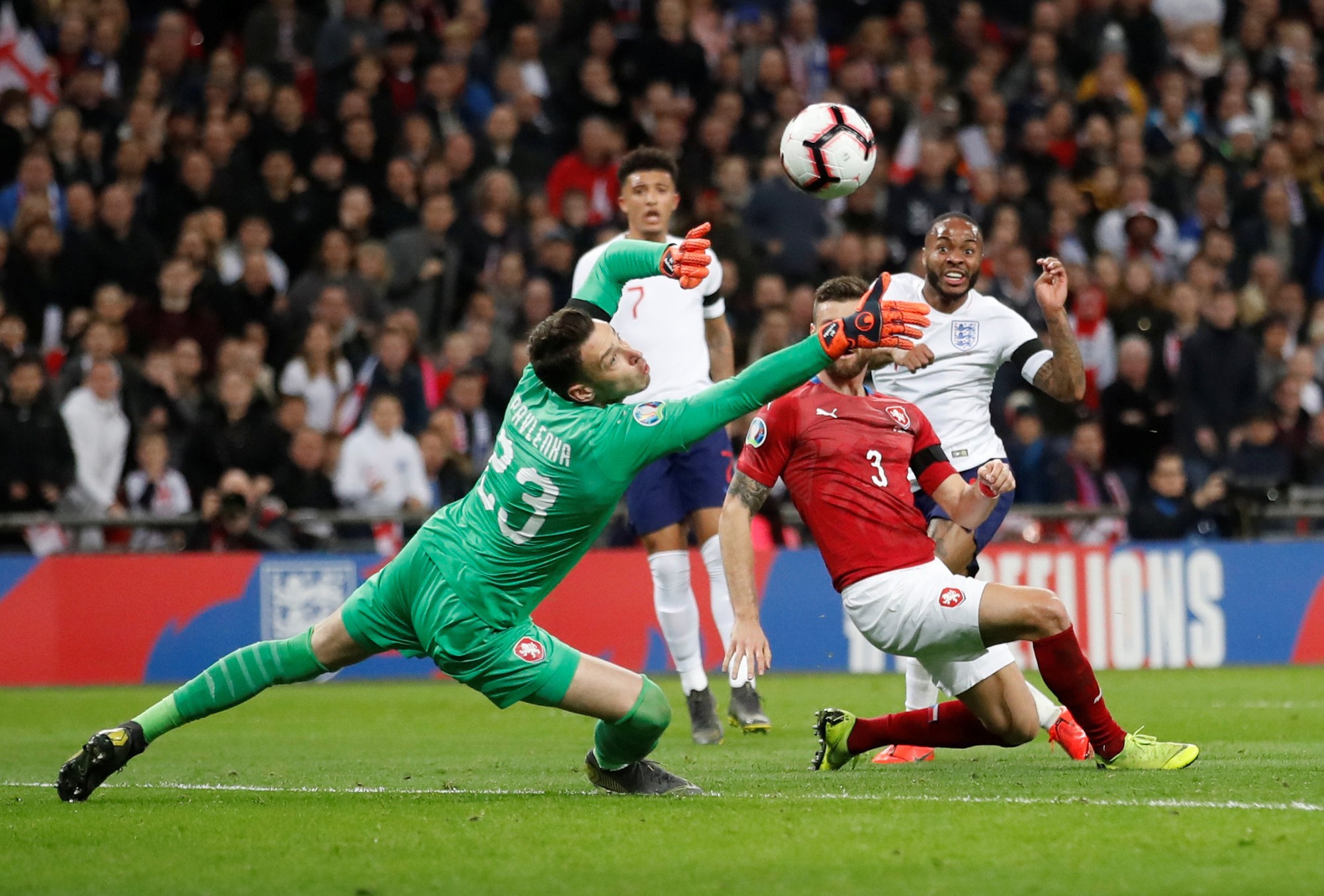 Sterling tỏa sáng với hat-trick, Sư tử Anh vùi dập CH Czech - Ảnh 4.