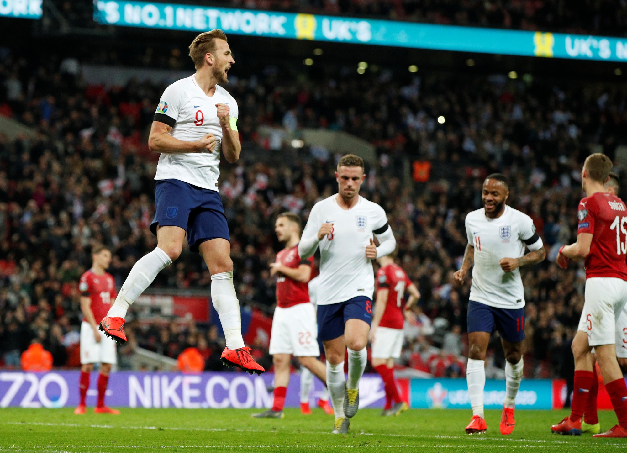Sterling tỏa sáng với hat-trick, Sư tử Anh vùi dập CH Czech - Ảnh 3.