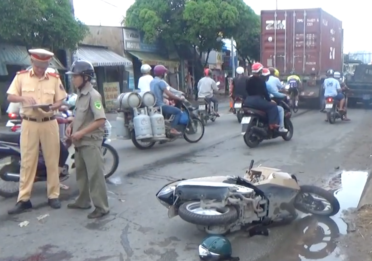 Va chạm với xe cẩu, người đàn ông đi xe máy tử vong