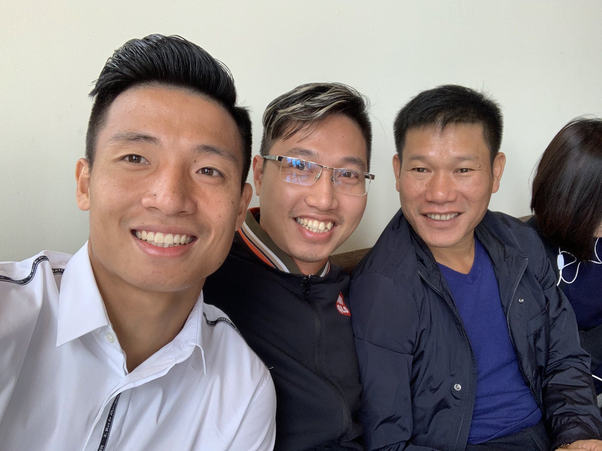 CĐV nữ v&acirc;y quanh Duy Mạnh trong ng&agrave;y dự khai trương qu&aacute;n c&agrave; ph&ecirc; của B&ugrave;i Tiến Dũng - Ảnh 9.