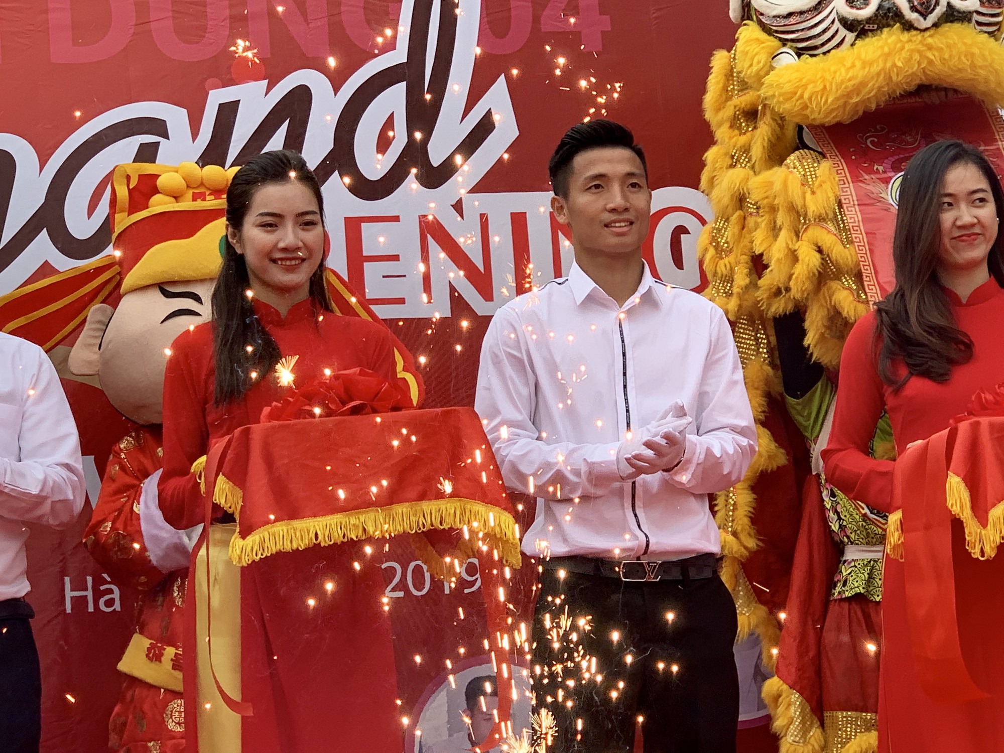 CĐV nữ vây quanh Duy Mạnh trong ngày dự khai trương quán cà phê của Bùi Tiến Dũng