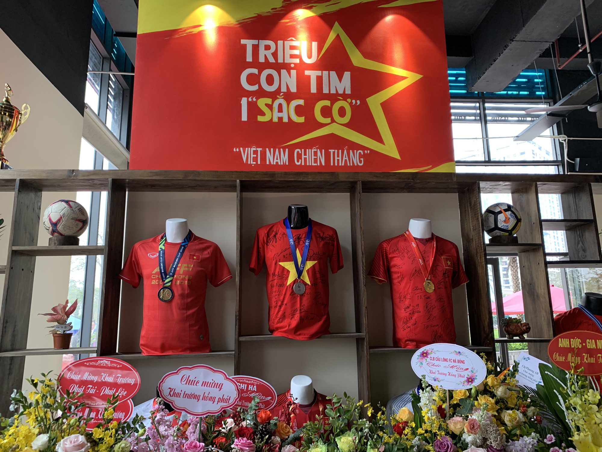 CĐV nữ v&acirc;y quanh Duy Mạnh trong ng&agrave;y dự khai trương qu&aacute;n c&agrave; ph&ecirc; của B&ugrave;i Tiến Dũng - Ảnh 7.