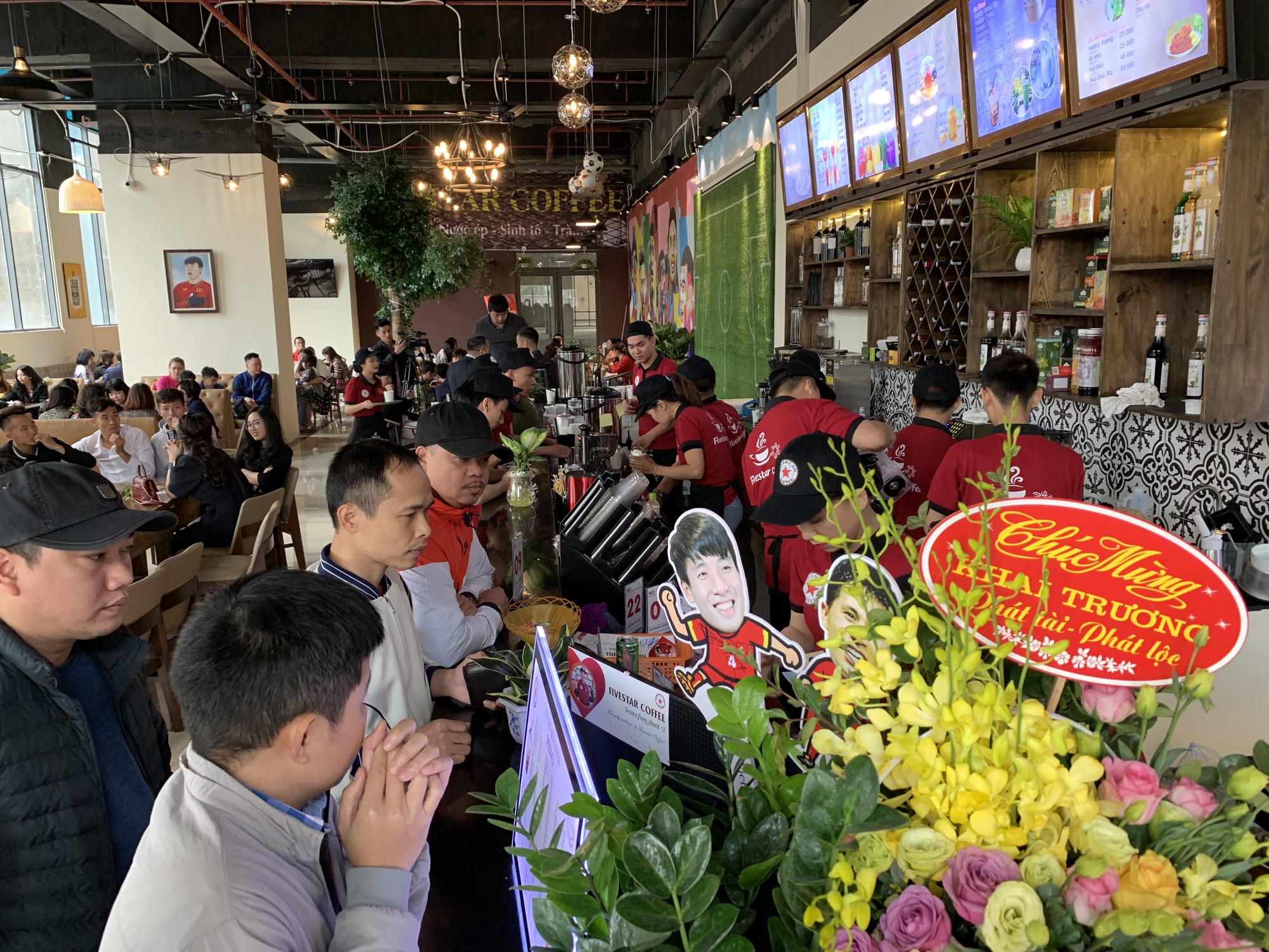 CĐV nữ v&acirc;y quanh Duy Mạnh trong ng&agrave;y dự khai trương qu&aacute;n c&agrave; ph&ecirc; của B&ugrave;i Tiến Dũng - Ảnh 4.