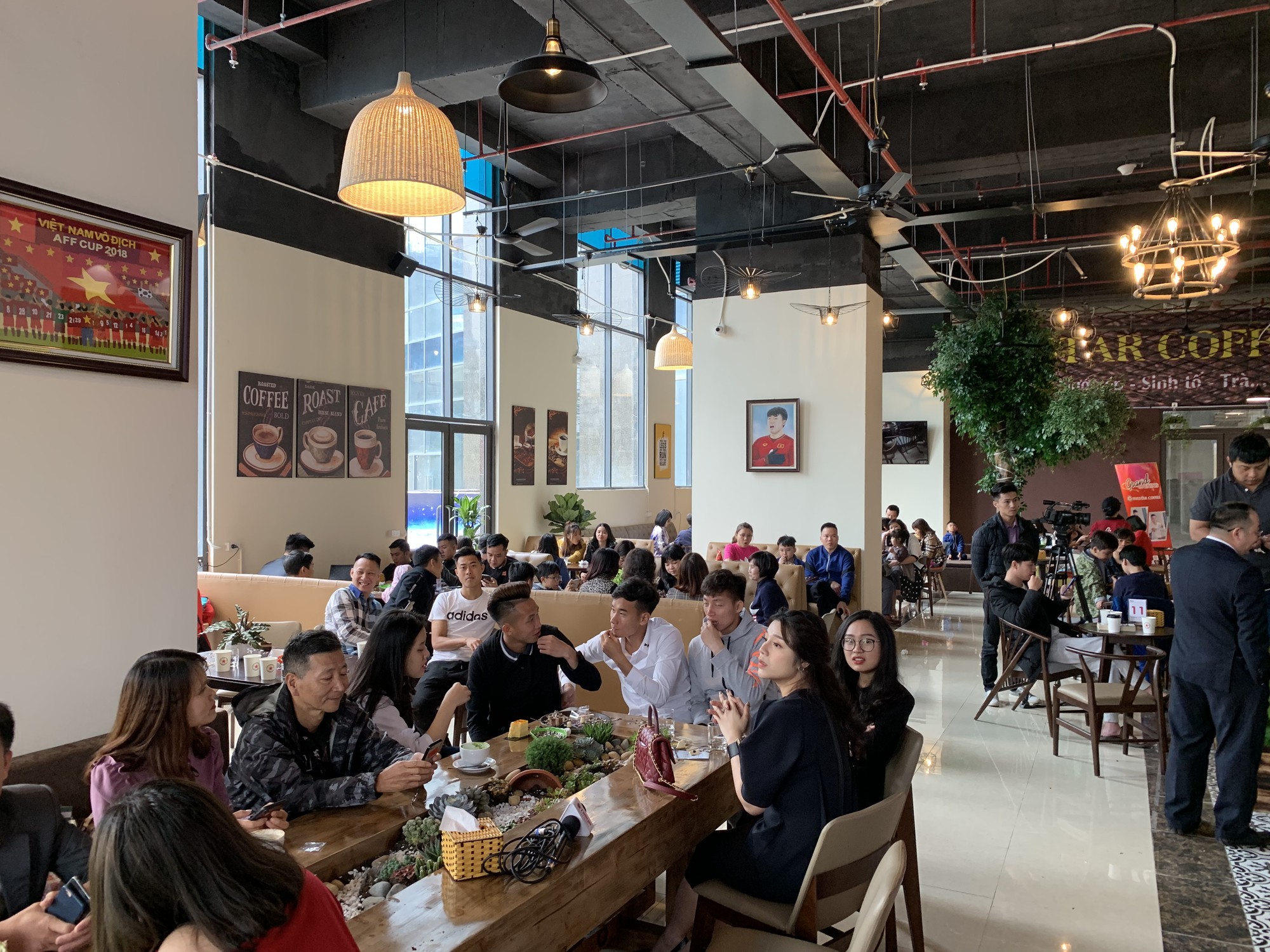 CĐV nữ v&acirc;y quanh Duy Mạnh trong ng&agrave;y dự khai trương qu&aacute;n c&agrave; ph&ecirc; của B&ugrave;i Tiến Dũng - Ảnh 5.