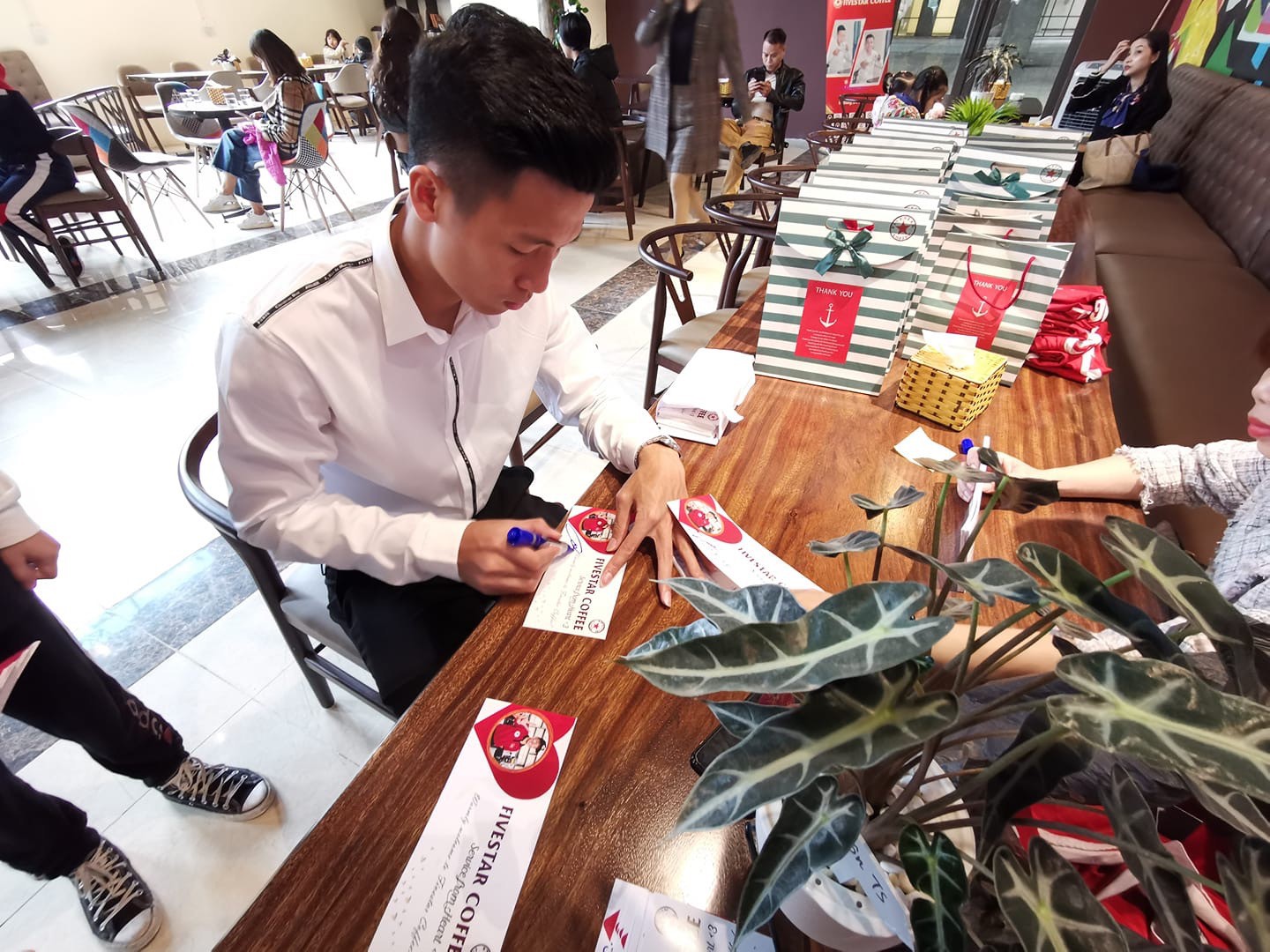 CĐV nữ v&acirc;y quanh Duy Mạnh trong ng&agrave;y dự khai trương qu&aacute;n c&agrave; ph&ecirc; của B&ugrave;i Tiến Dũng - Ảnh 2.