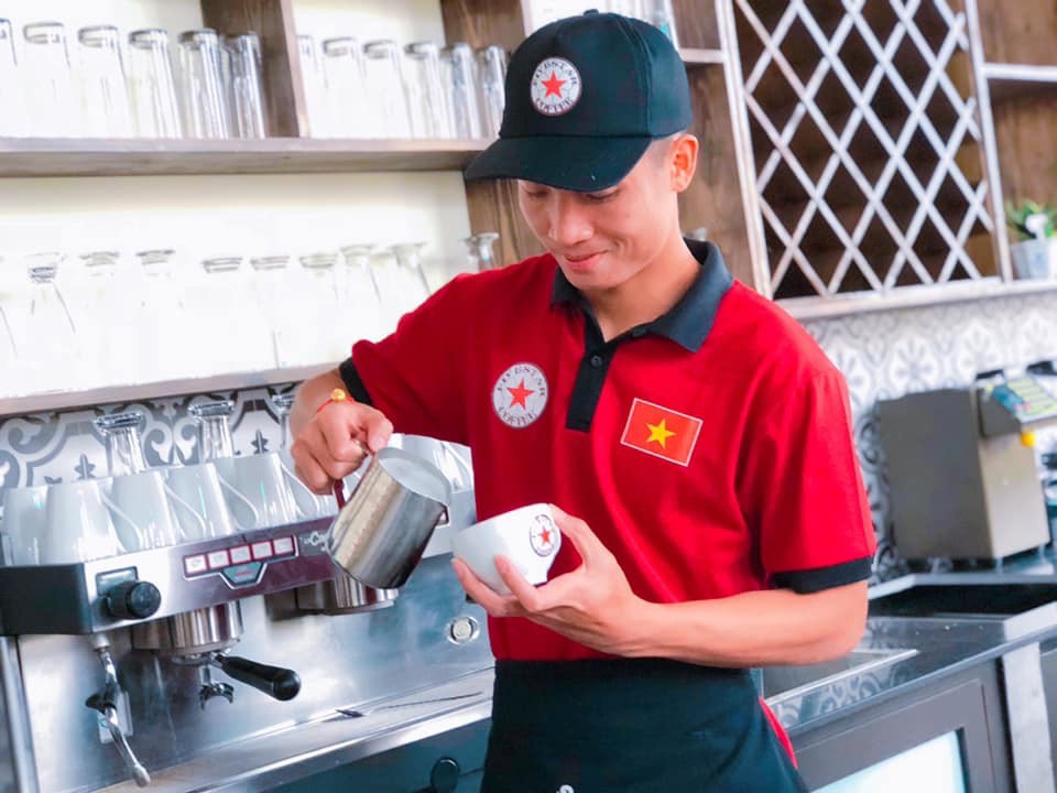 CĐV nữ v&acirc;y quanh Duy Mạnh trong ng&agrave;y dự khai trương qu&aacute;n c&agrave; ph&ecirc; của B&ugrave;i Tiến Dũng - Ảnh 3.