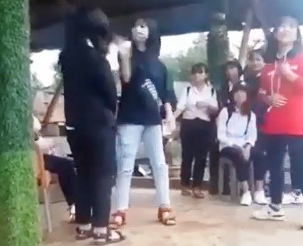 Phẫn nộ trước cảnh học sinh lớp 8 bị đ&aacute;nh, t&aacute;t hội đồng li&ecirc;n tiếp - Ảnh 2.