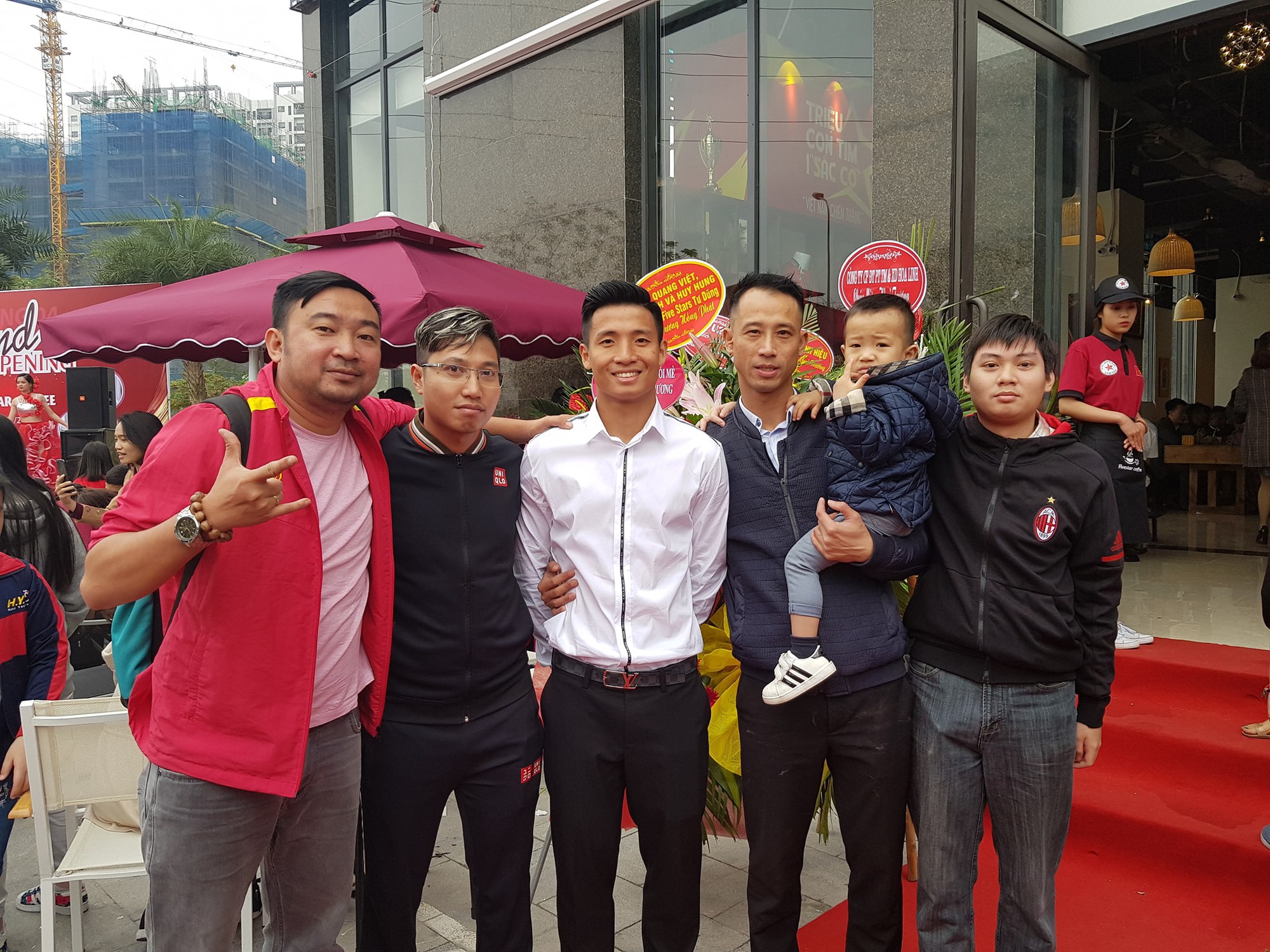 CĐV nữ v&acirc;y quanh Duy Mạnh trong ng&agrave;y dự khai trương qu&aacute;n c&agrave; ph&ecirc; của B&ugrave;i Tiến Dũng - Ảnh 8.