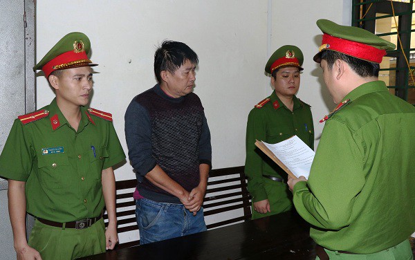 Vụ xe bu&yacute;t &ldquo;d&ugrave;&rdquo; giật t&oacute;c, đ&aacute;nh chảy m&aacute;u mũi c&ocirc; g&aacute;i: Khởi tố vợ chồng chủ xe - Ảnh 1.