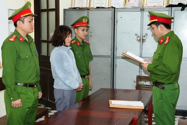 Vụ xe bu&yacute;t &ldquo;d&ugrave;&rdquo; giật t&oacute;c, đ&aacute;nh chảy m&aacute;u mũi c&ocirc; g&aacute;i: Khởi tố vợ chồng chủ xe - Ảnh 2.