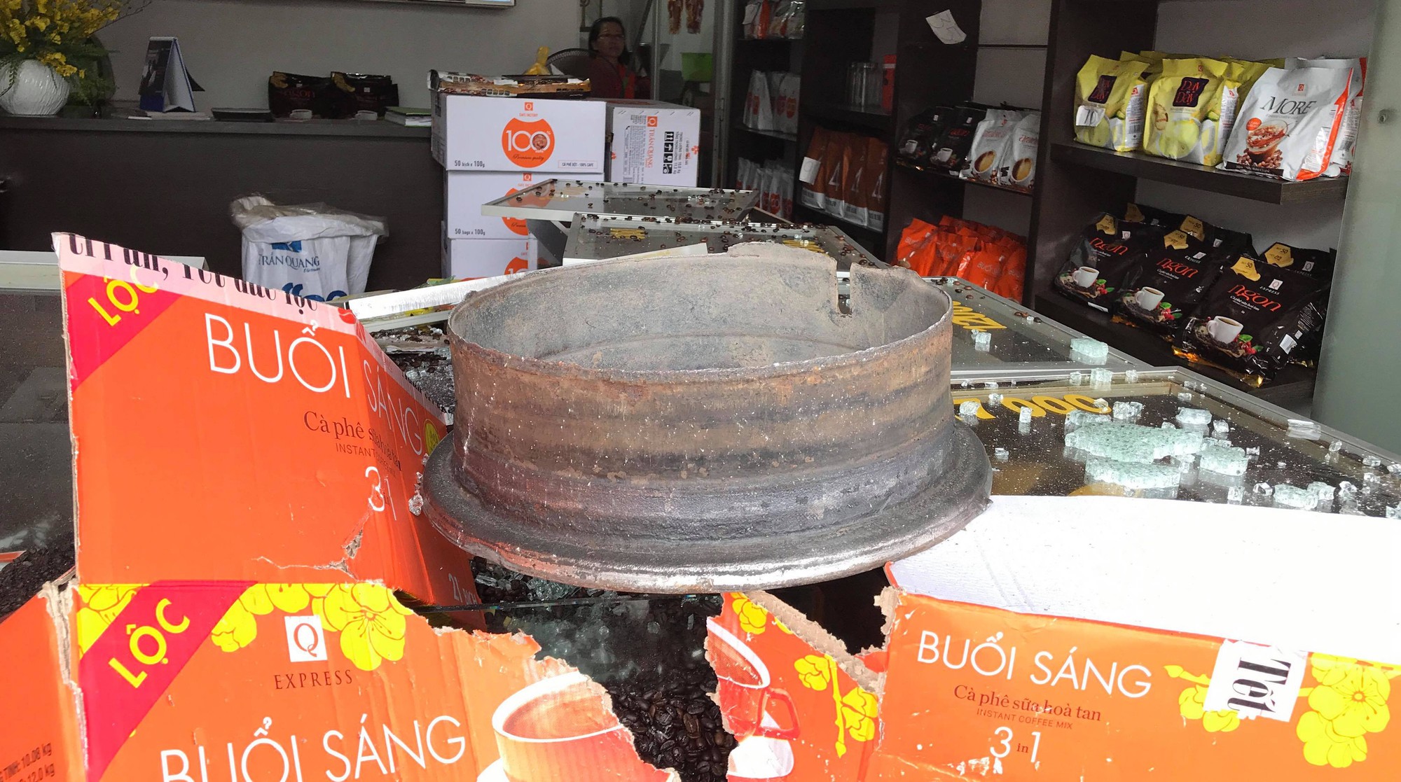 Hy hữu xe ben nổ lốp, mâm bánh xe văng như "tên bắn" vào 1 cửa hàng