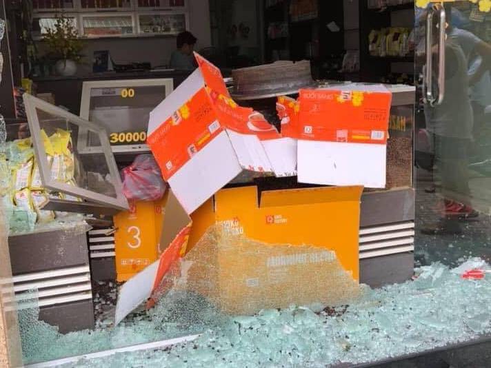 Hy hữu xe ben nổ lốp, mâm bánh xe văng như tên bắn vào 1 cửa hàng - Ảnh 1.