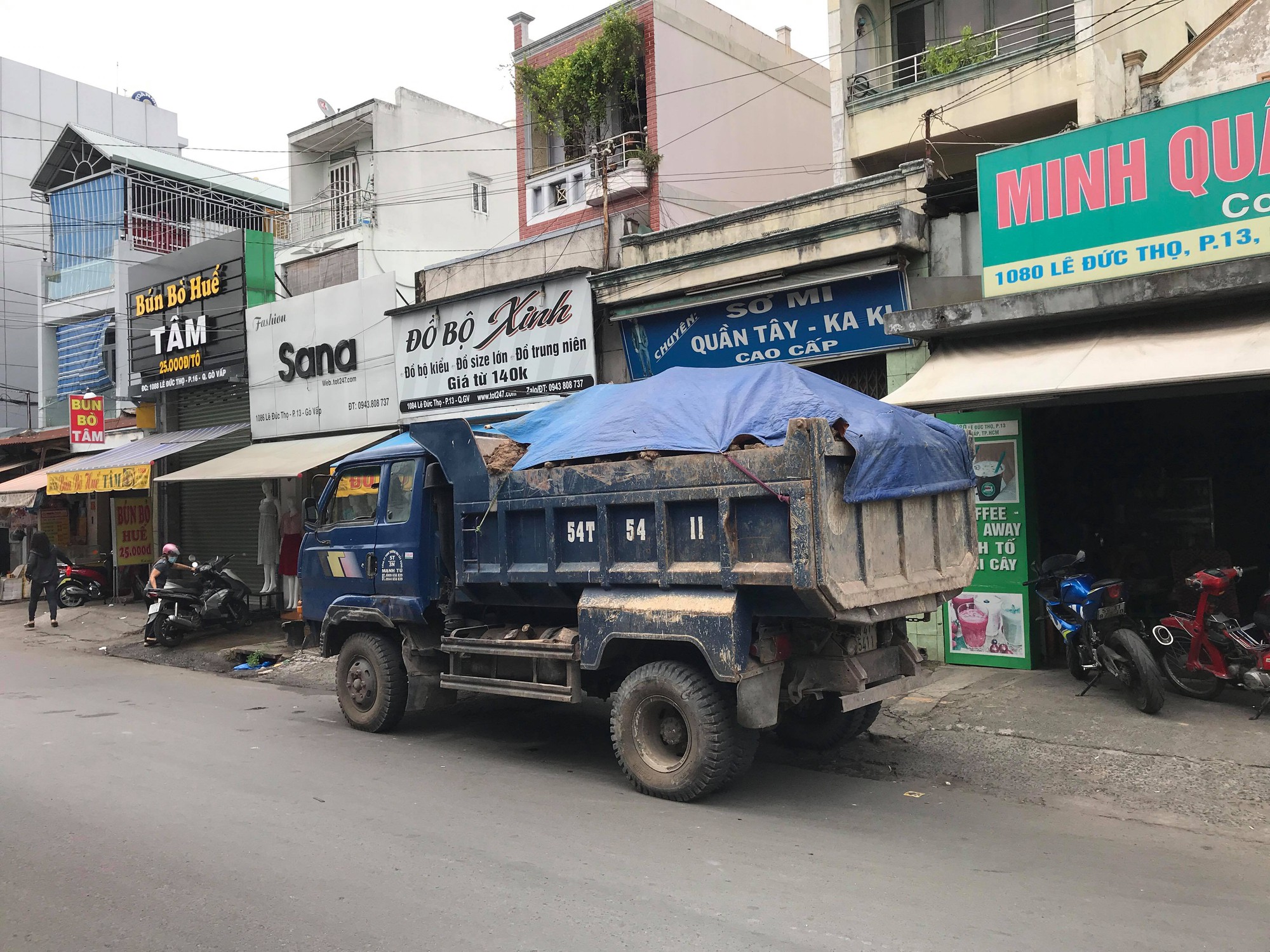 Hy hữu xe ben nổ lốp, mâm bánh xe văng như tên bắn vào 1 cửa hàng - Ảnh 3.