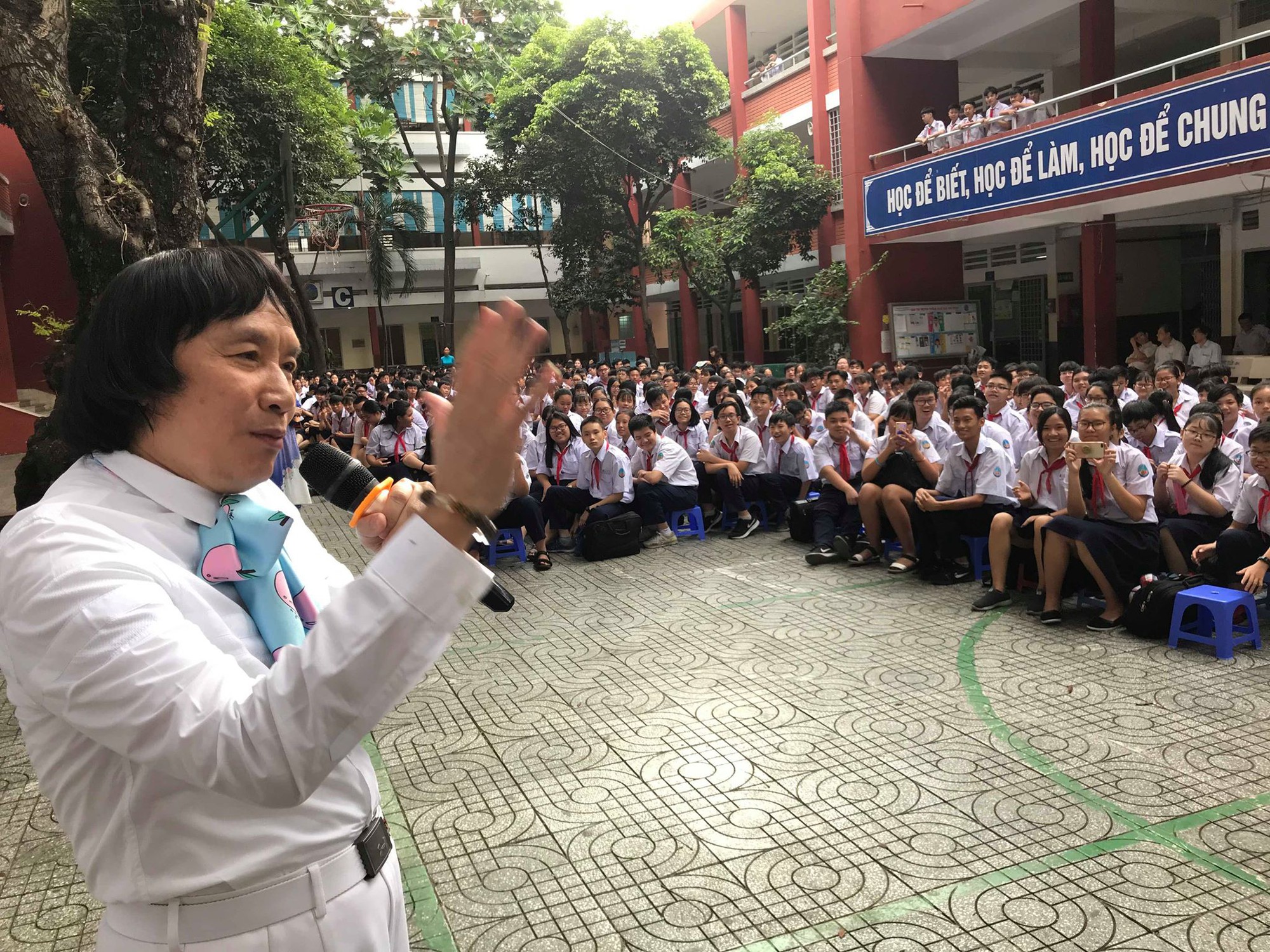 NSƯT Minh Vương ca ngợi áo dài với vọng cổ "hơi dài"