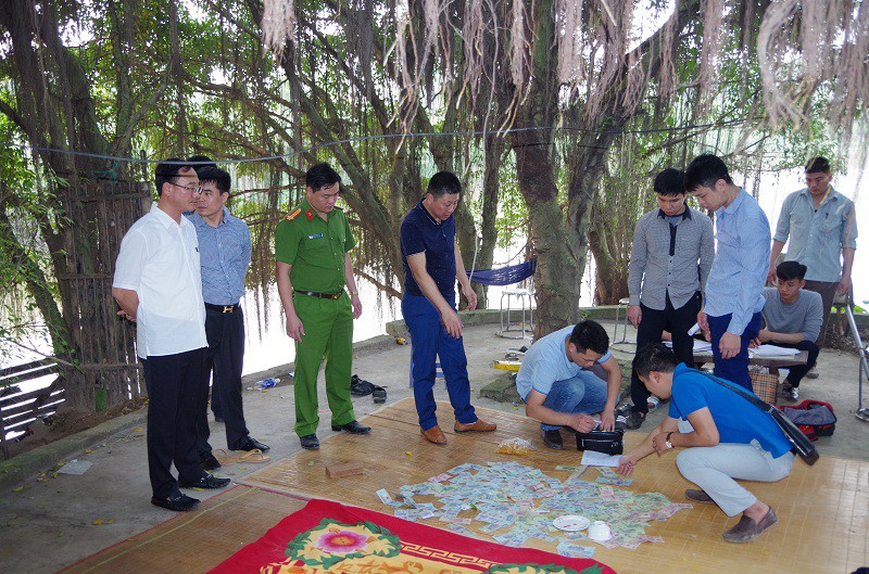 Triệt phá sới bạc lớn chưa từng có trong trang trại ngoài đê, bắt 42 đối tượng - Ảnh 1.