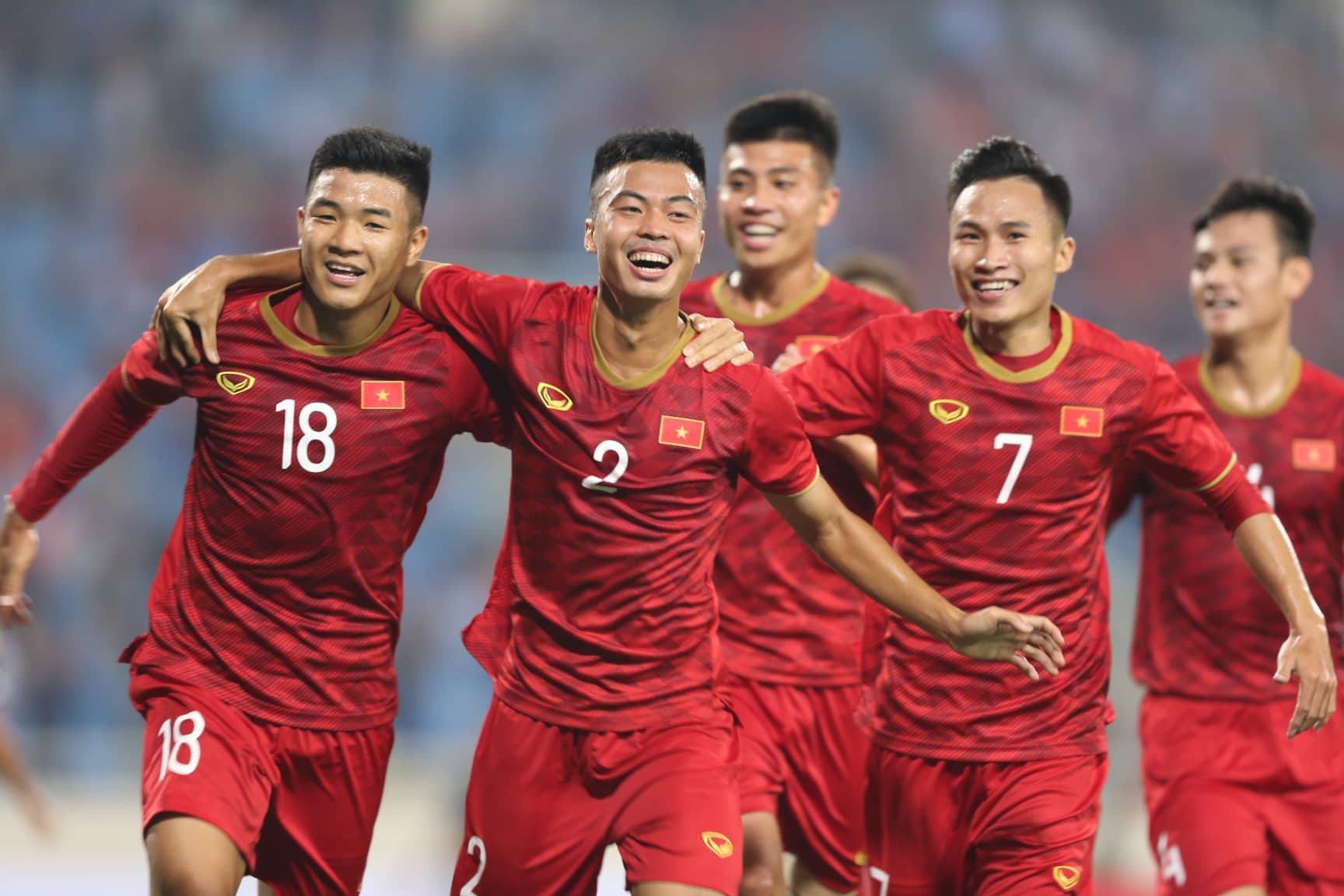 U23 Việt Nam chịu đá cửa dưới để thắng Thái Lan