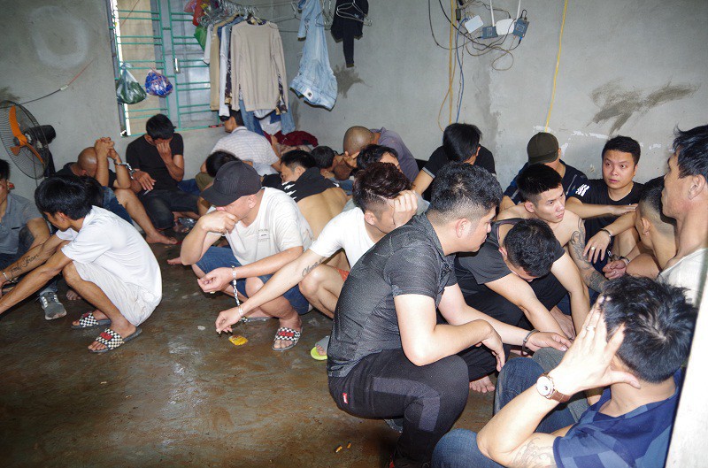 Triệt phá sới bạc lớn "chưa từng có" trong trang trại ngoài đê, bắt 42 đối tượng