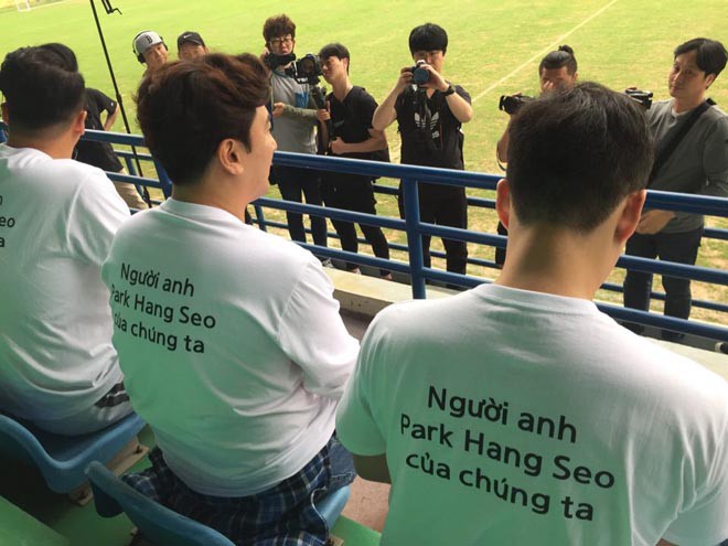Danh thủ H&agrave;n Quốc, sao phim &Ocirc;ng tr&ugrave;m sang cổ vũ thầy tr&ograve; Park Hang-seo - Ảnh 4.