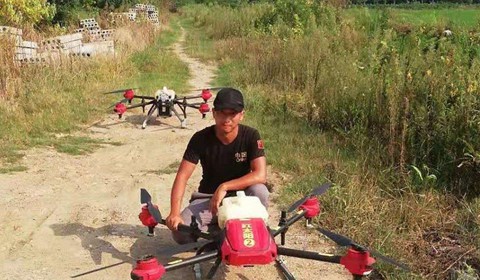 Phi c&ocirc;ng l&aacute;i drone - nghề hot nhất ở n&ocirc;ng th&ocirc;n Trung Quốc - Ảnh 1.