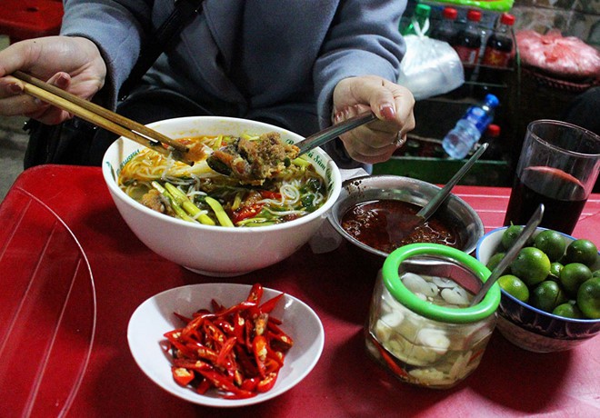 Quán bún cá Sâm cây si hơn 20 năm ghi điểm - Ảnh 3.