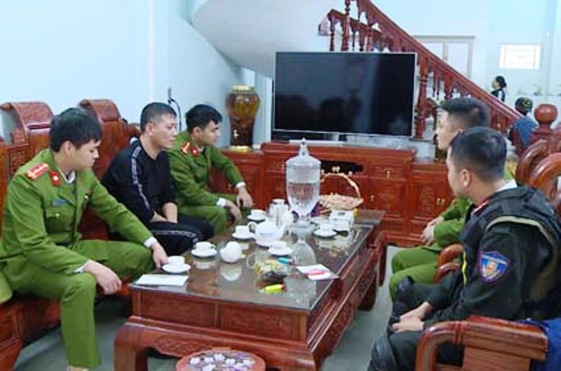 Đại ca Tuấn thần đèn cầm đầu đường dây cho vay lãi nặng, siết nợ - Ảnh 2.