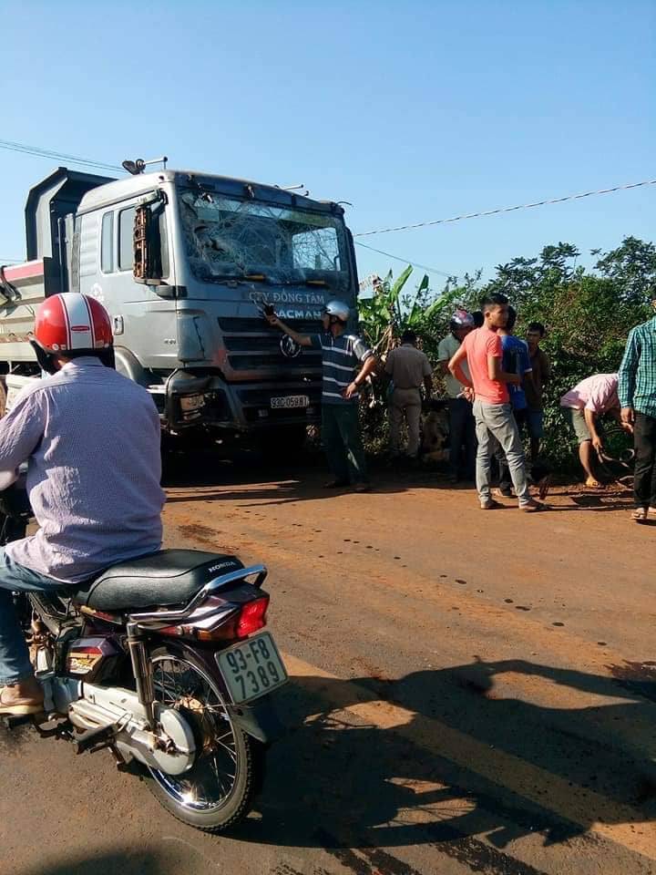 Đang ngủ trong nhà, vợ chồng bị xe ben cán chết, con gái 3 tuổi may mắn sống sót - Ảnh 3.