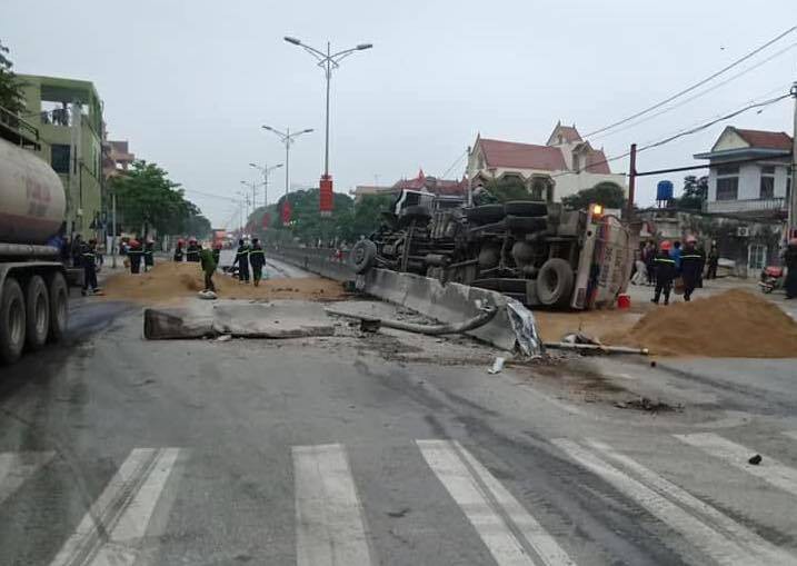 Lật xe bồn, xăng chảy lênh láng khiến giao thông trên Quốc lộ 1A tê liệt