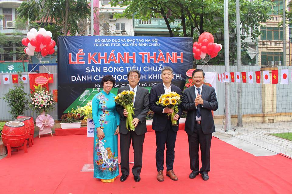 Trận cầu kịch t&iacute;nh trong s&acirc;n b&oacute;ng của trẻ khiếm thị - Ảnh 1.