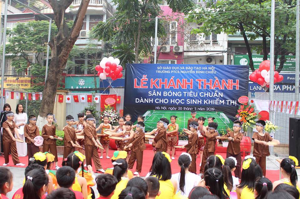 Trận cầu kịch t&iacute;nh trong s&acirc;n b&oacute;ng của trẻ khiếm thị - Ảnh 2.