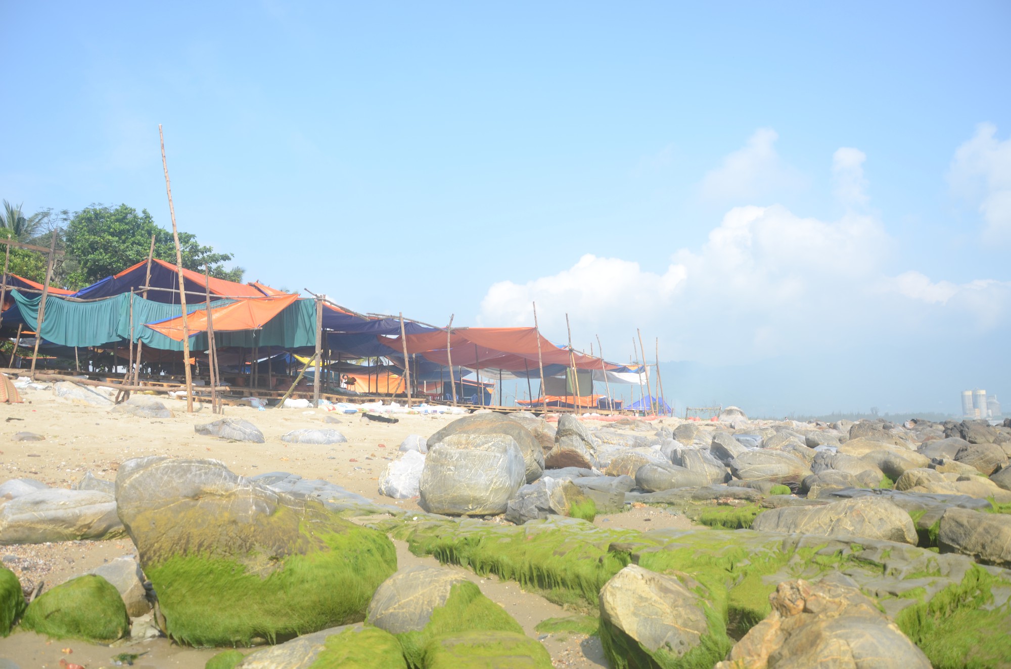 Nhếch nhác ghềnh đá Nam Ô