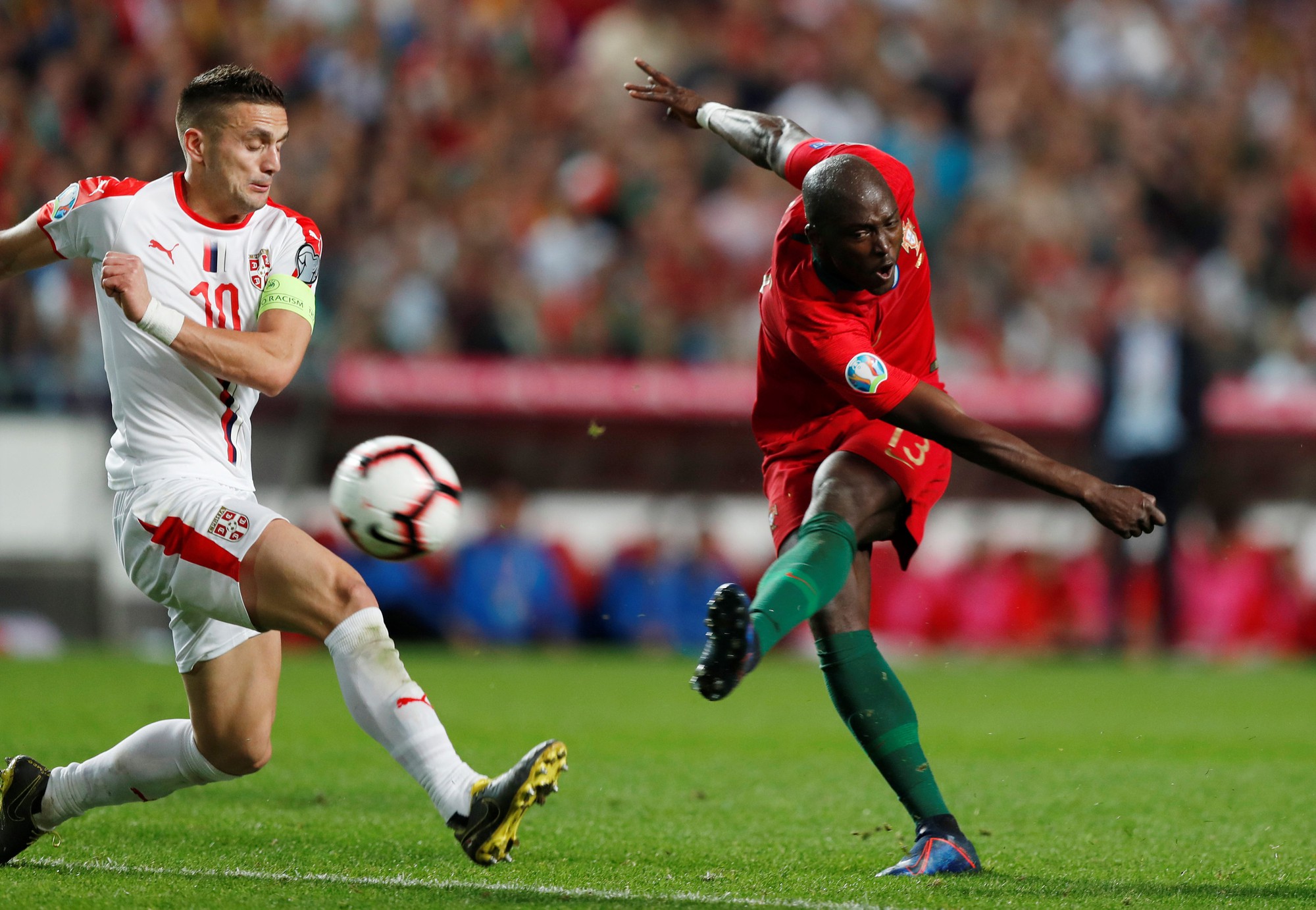 Ronaldo nghỉ chơi sớm, Bồ Đ&agrave;o Nha h&ograve;a th&oacute;t tim s&acirc;n nh&agrave; - Ảnh 6.