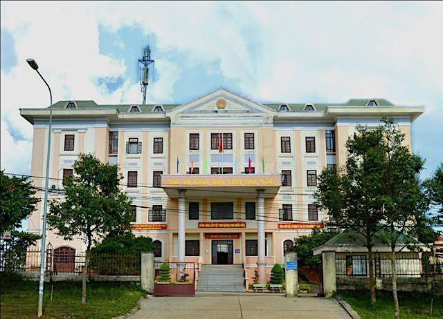 Chánh tòa hình sự cho nhiều bị cáo hưởng án treo trái quy định