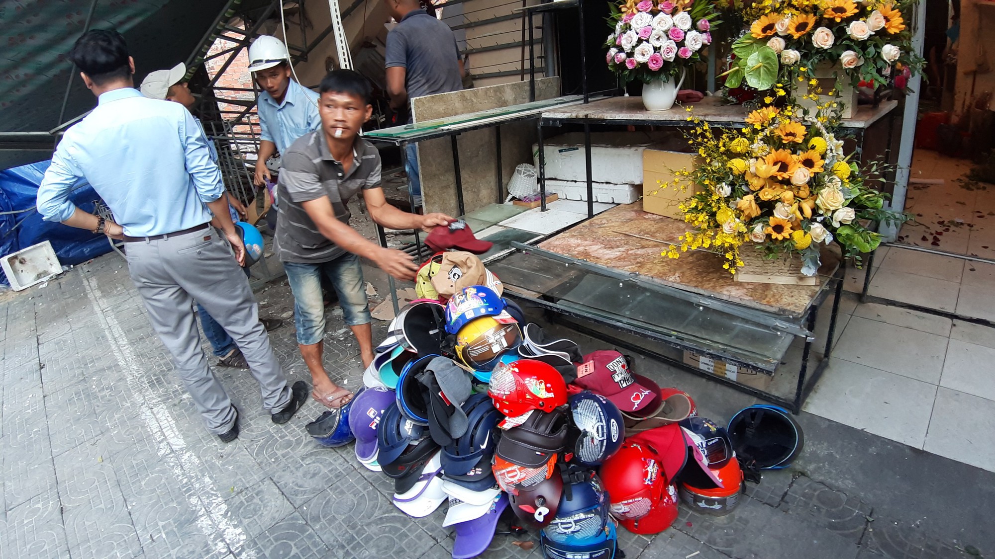 Thi công nền móng gây sập nhà, người dân hốt hoảng bỏ chạy ra đường - Ảnh 4.