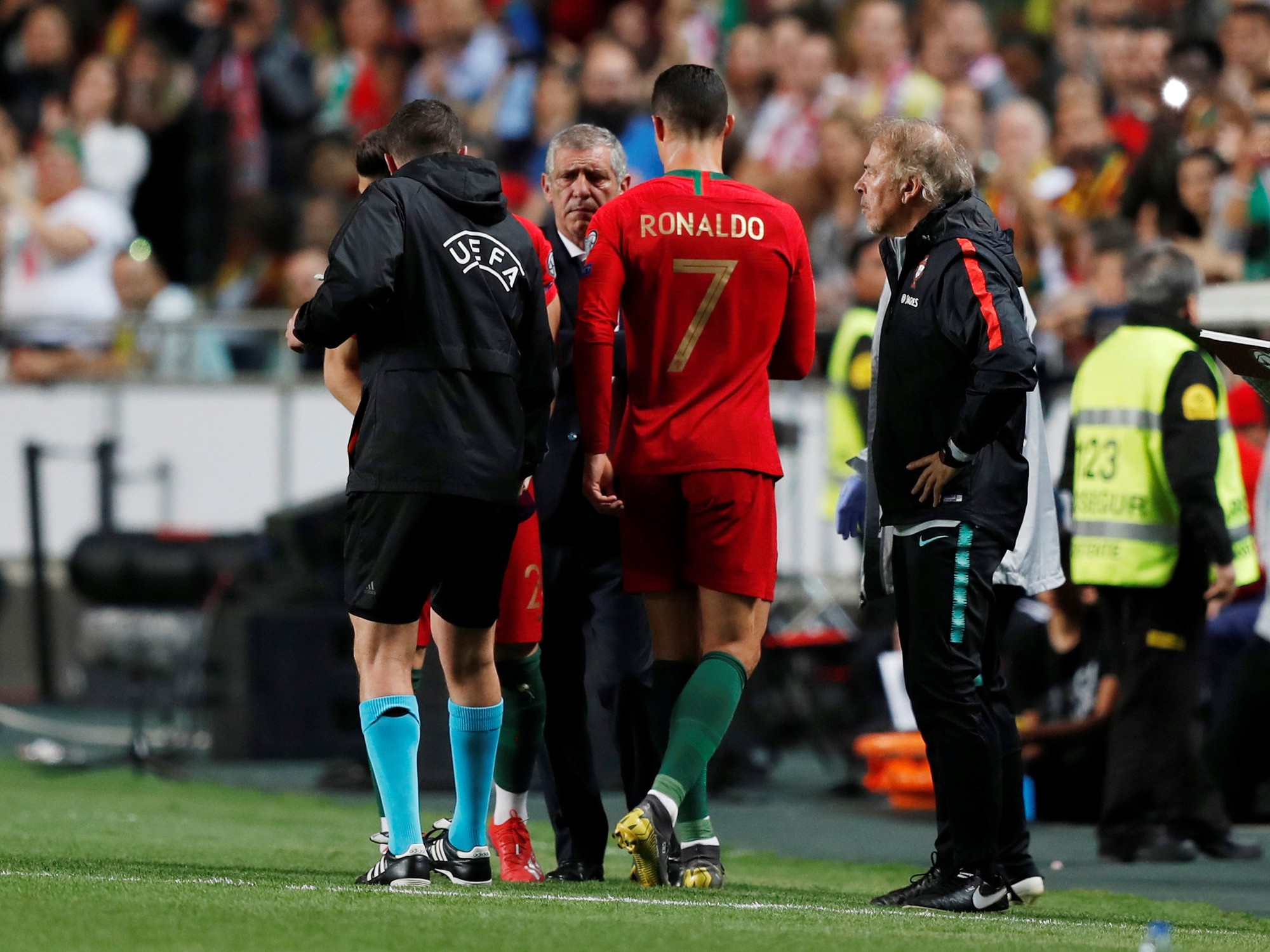 Ronaldo nghỉ chơi sớm, Bồ Đào Nha hòa thót tim sân nhà