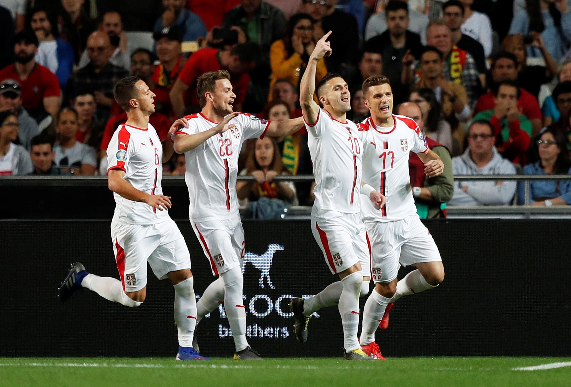 Ronaldo nghỉ chơi sớm, Bồ Đ&agrave;o Nha h&ograve;a th&oacute;t tim s&acirc;n nh&agrave; - Ảnh 3.