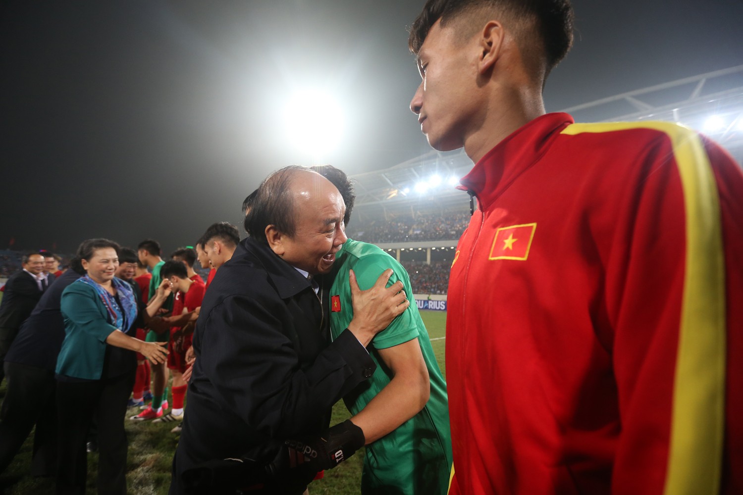 Thủ tướng v&agrave; Chủ tịch Quốc hội h&ograve;a chung niềm vui với U23 Việt Nam - Ảnh 8.