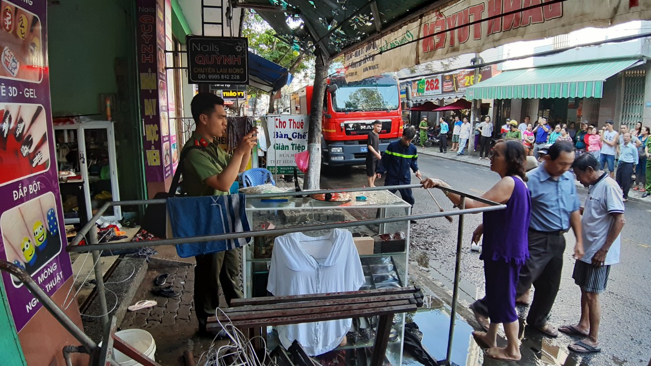 Thấy cháy, một thanh niên vào cõng vợ chồng già ra ngoài rồi âm thầm rời hiện trường