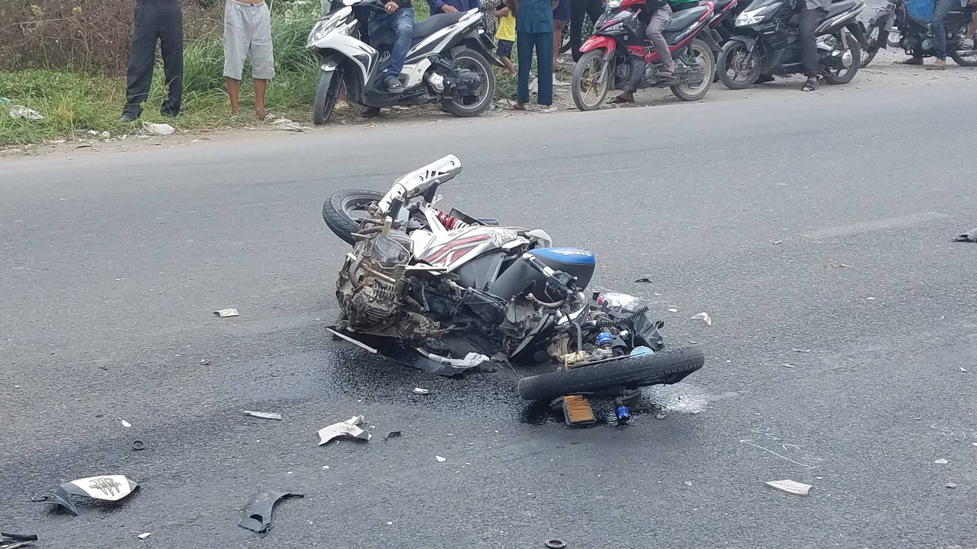 Xe tải và xe máy tông nhau, vợ chồng mới cưới tử vong - Ảnh 2.