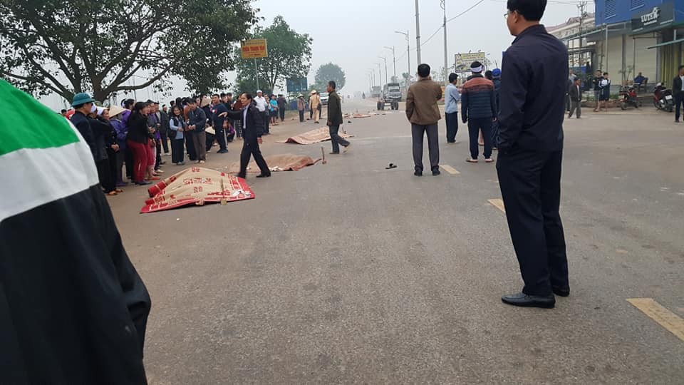 Xe kh&aacute;ch lao v&agrave;o đo&agrave;n người đưa tang, 7 người chết - Ảnh 1.