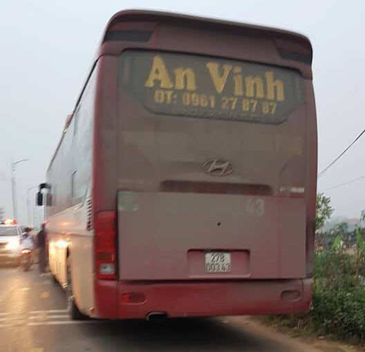 Video khoảnh khắc xe khách lao vào đoàn người đưa tang khiến 7 người tử vong