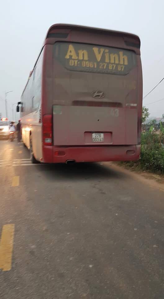 Hiện trường kinh hoàng vụ xe khách tông đoàn đưa tang khiến 7 người chết - Ảnh 8.